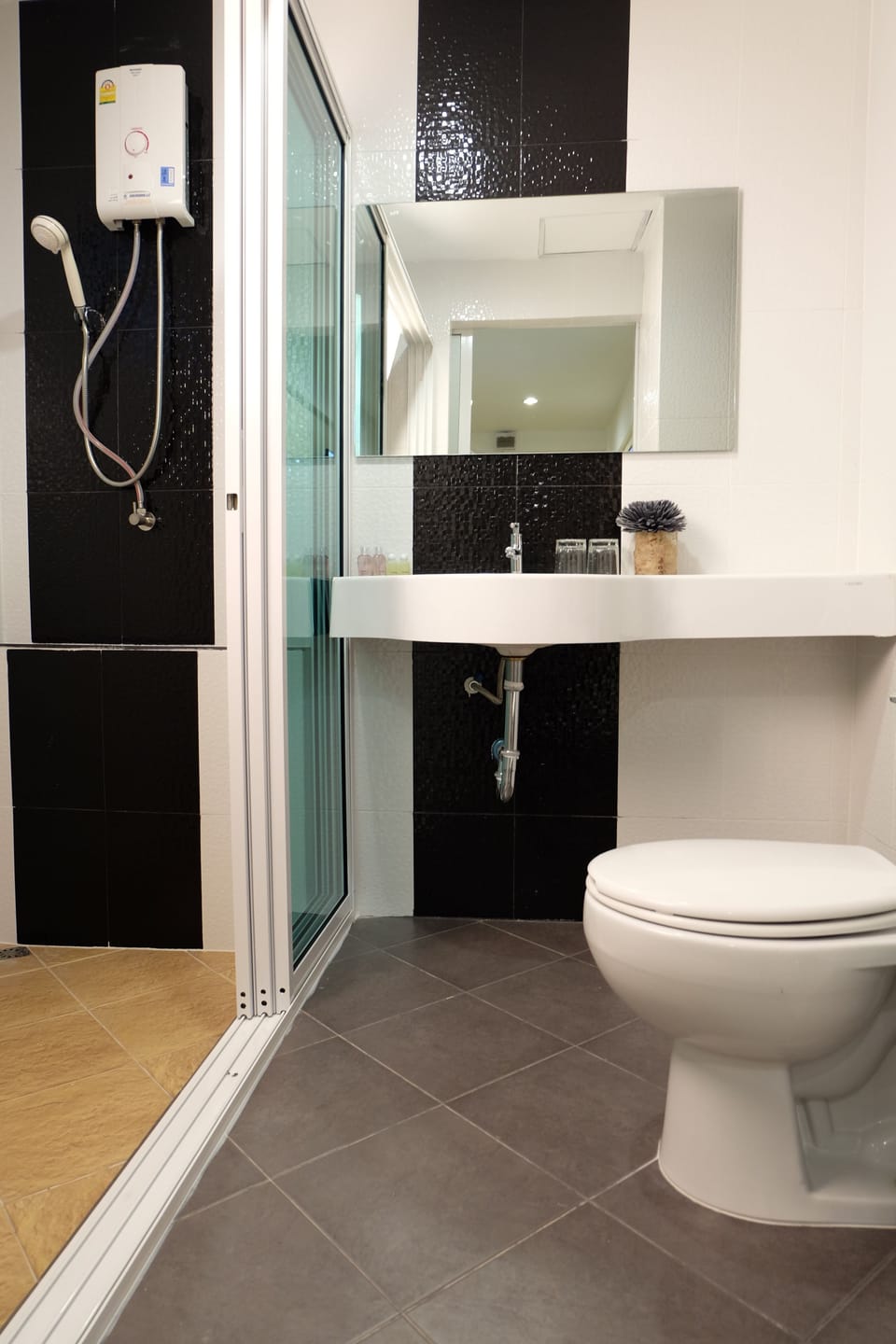 Shower, hydromassage showerhead, free toiletries, hair dryer