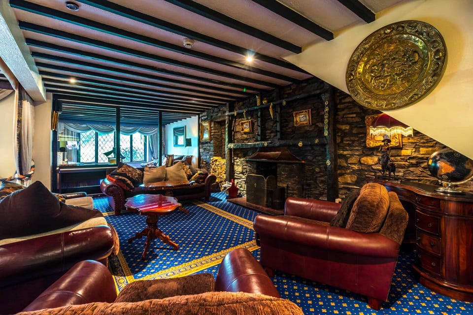 2 bars/lounges