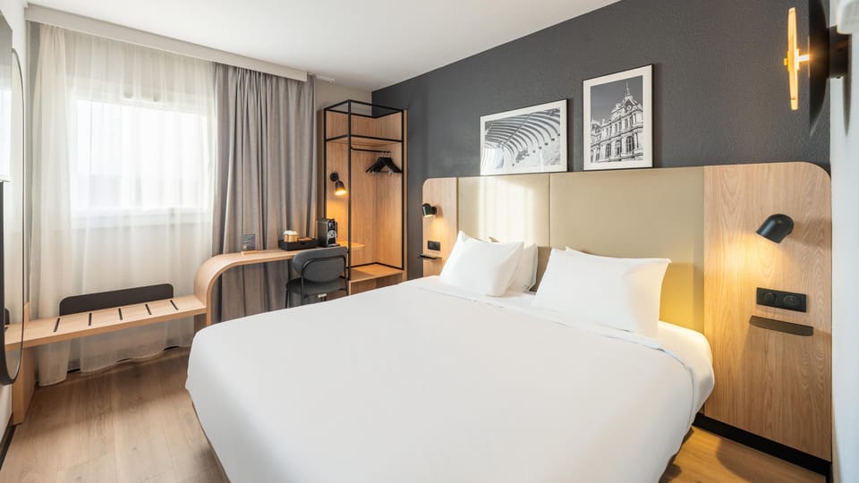 Superior Room, 1 King Bed | Premium bedding, desk, blackout drapes, soundproofing