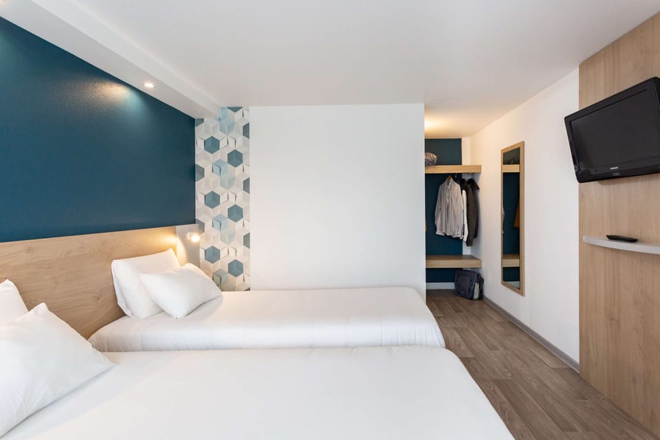 Standard Room, 2 Twin Beds | Premium bedding, individually decorated, desk, laptop workspace