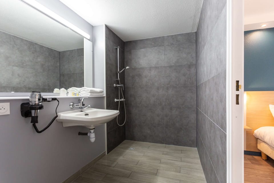 Standard Room, 1 Double Bed | Bathroom | Rainfall showerhead, eco-friendly toiletries, hair dryer, towels