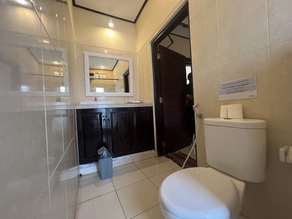 Shower, free toiletries, towels