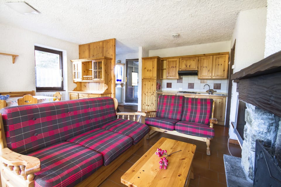 Apartment, 2 Bedrooms | Living area | TV