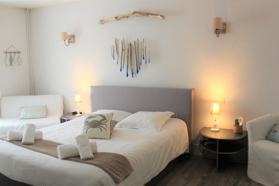 Double Room | Individually decorated, individually furnished, desk, blackout drapes