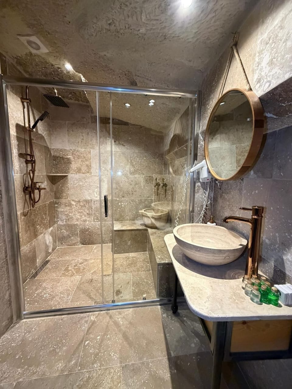 Quadruple Room | Bathroom | Free toiletries, hair dryer, slippers, towels