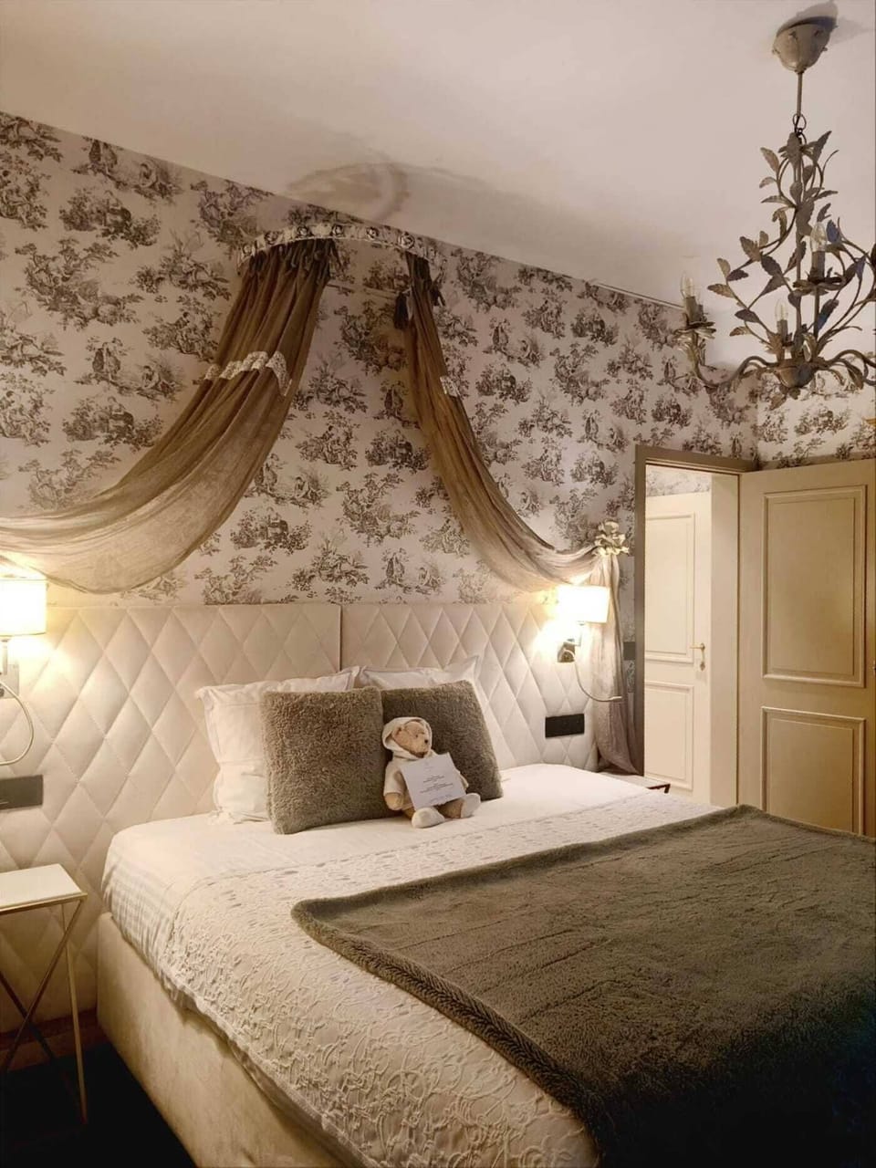 Basic Double Room | Minibar, in-room safe, desk, blackout drapes