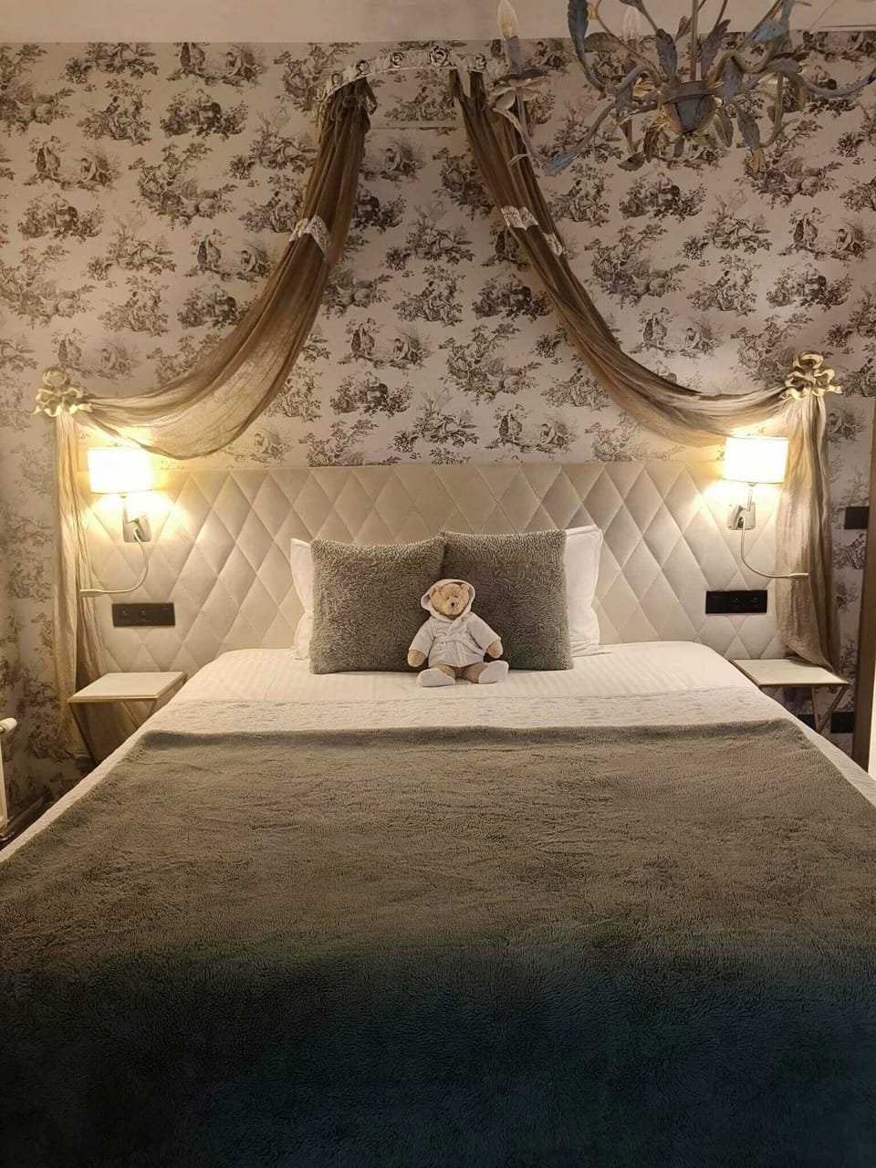 Basic Double Room | Minibar, in-room safe, desk, blackout drapes