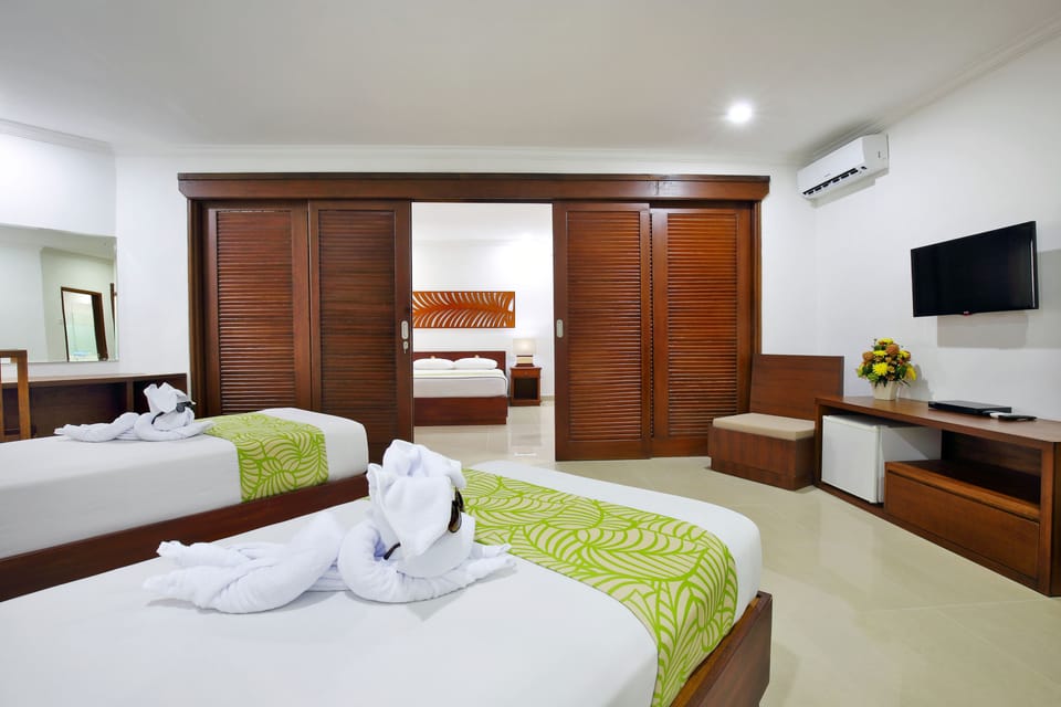 Family Room | Desk, blackout drapes, free cribs/infant beds, rollaway beds