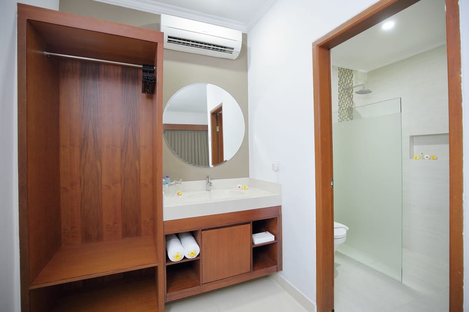 Standard Room | Bathroom | Shower, free toiletries, towels, soap
