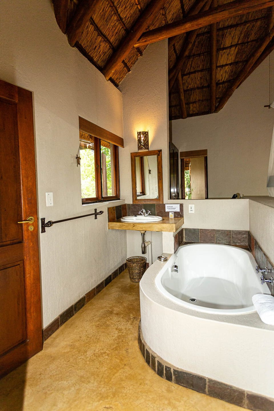 Private Deluxe Lodge | Bathroom | Combined shower/tub, free toiletries, towels