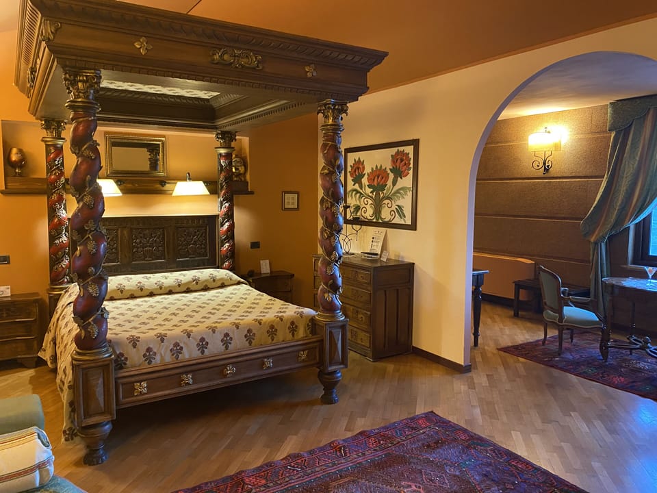 Junior Suite | Minibar, in-room safe, desk, blackout drapes
