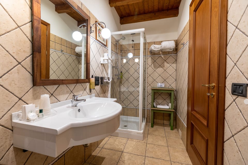 Grand Suite | Bathroom | Shower, free toiletries, hair dryer, bidet