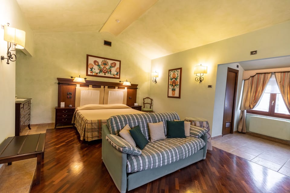 Junior Suite | Minibar, in-room safe, desk, blackout drapes
