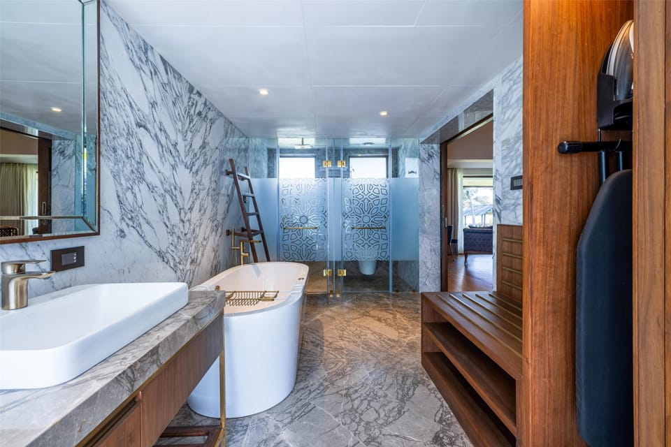 Shower, rainfall showerhead, free toiletries, hair dryer