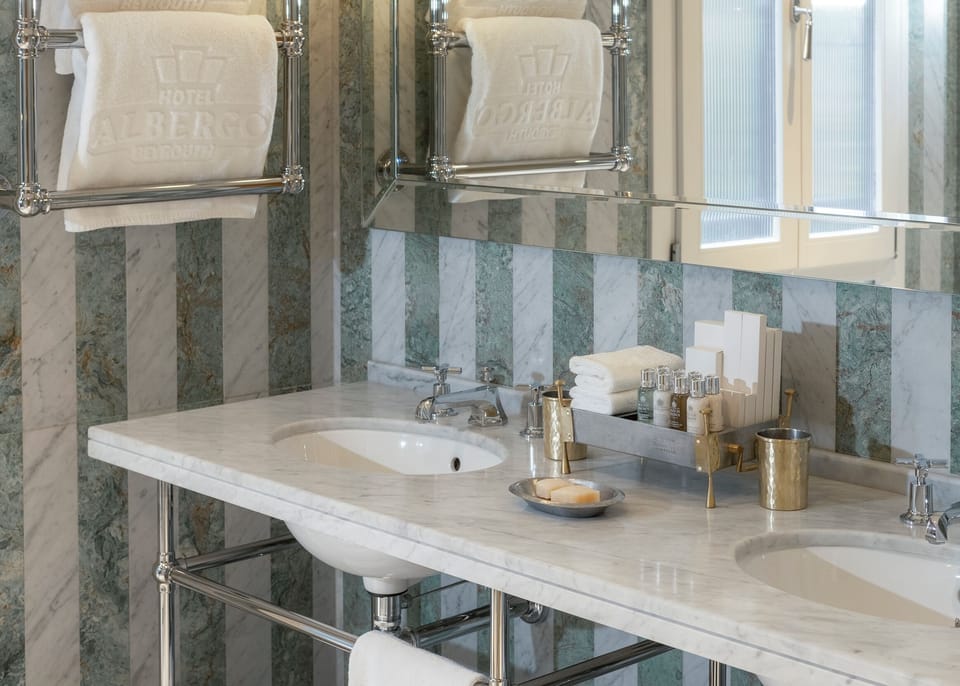 Grand Room | Bathroom | Combined shower/tub, jetted tub, rainfall showerhead, free toiletries
