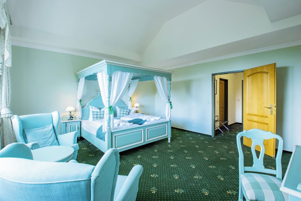 Junior Double Room, 1 Queen Bed, Bathtub | In-room safe, desk, free WiFi, bed sheets