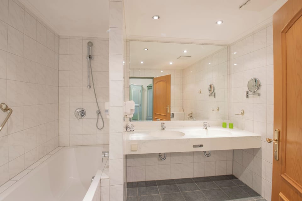 Junior Double Room, 1 Queen Bed, Bathtub | Bathroom | Shower, hair dryer, towels