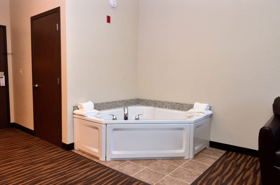 Suite, 1 King Bed with Whirlpool, Non Smoking | Premium bedding, pillowtop beds, in-room safe, desk