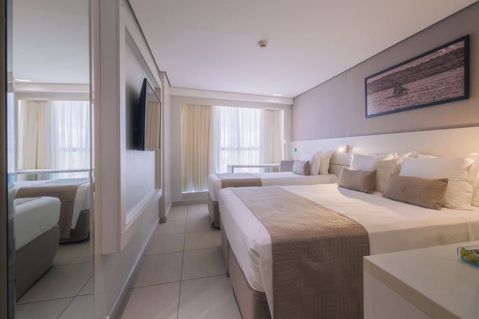 Triplo Casal Frente | Premium bedding, pillowtop beds, in-room safe, desk