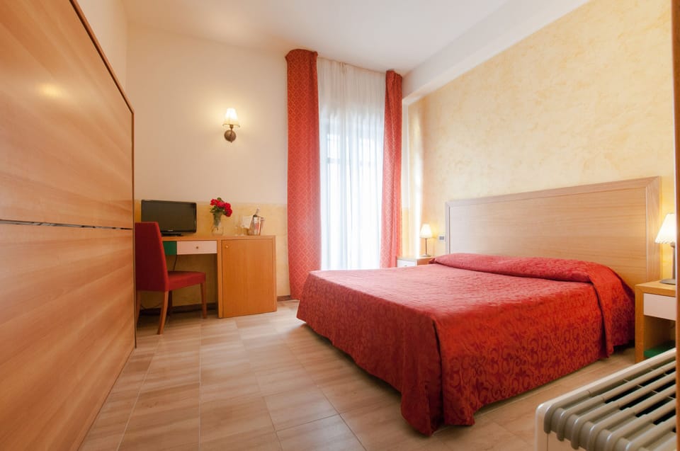 Desk, cribs/infant beds, free WiFi