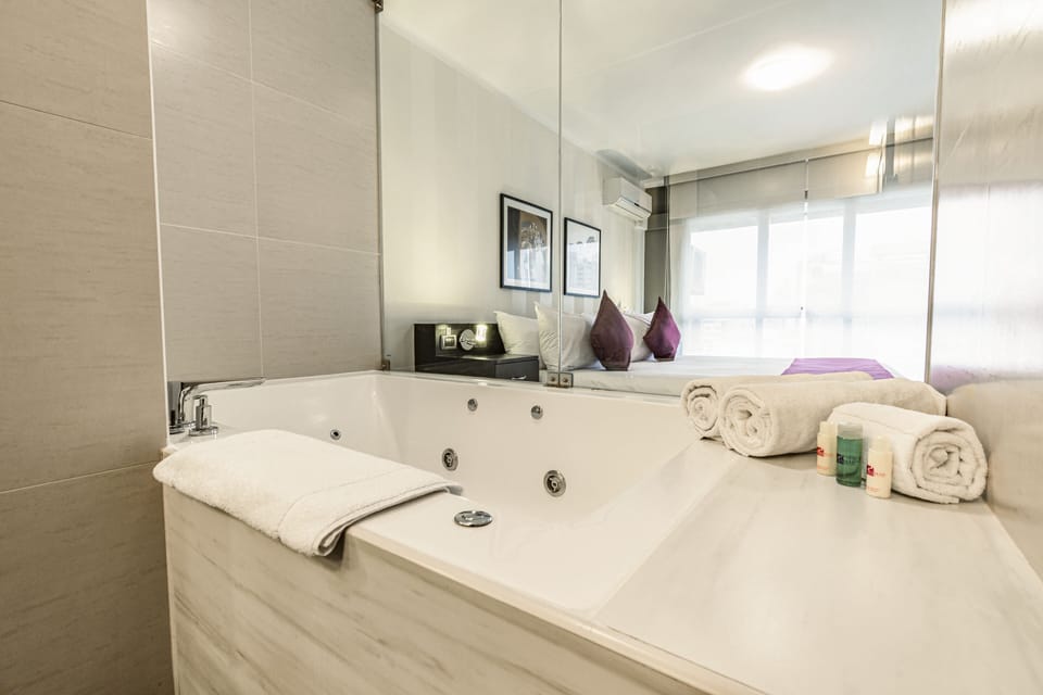 Deluxe Room | Bathroom | Shower, free toiletries, hair dryer, towels