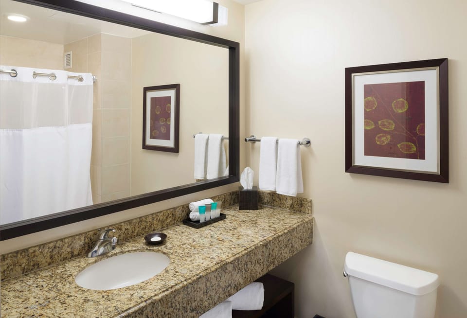 Combined shower/tub, designer toiletries, hair dryer, towels