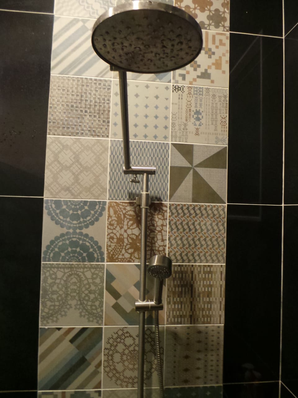 Shower, rainfall showerhead, free toiletries, hair dryer