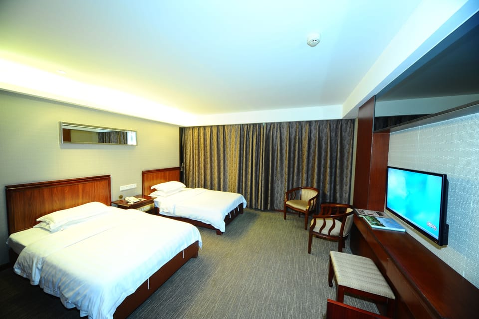 Business Room | Desk, blackout drapes, iron/ironing board, free WiFi