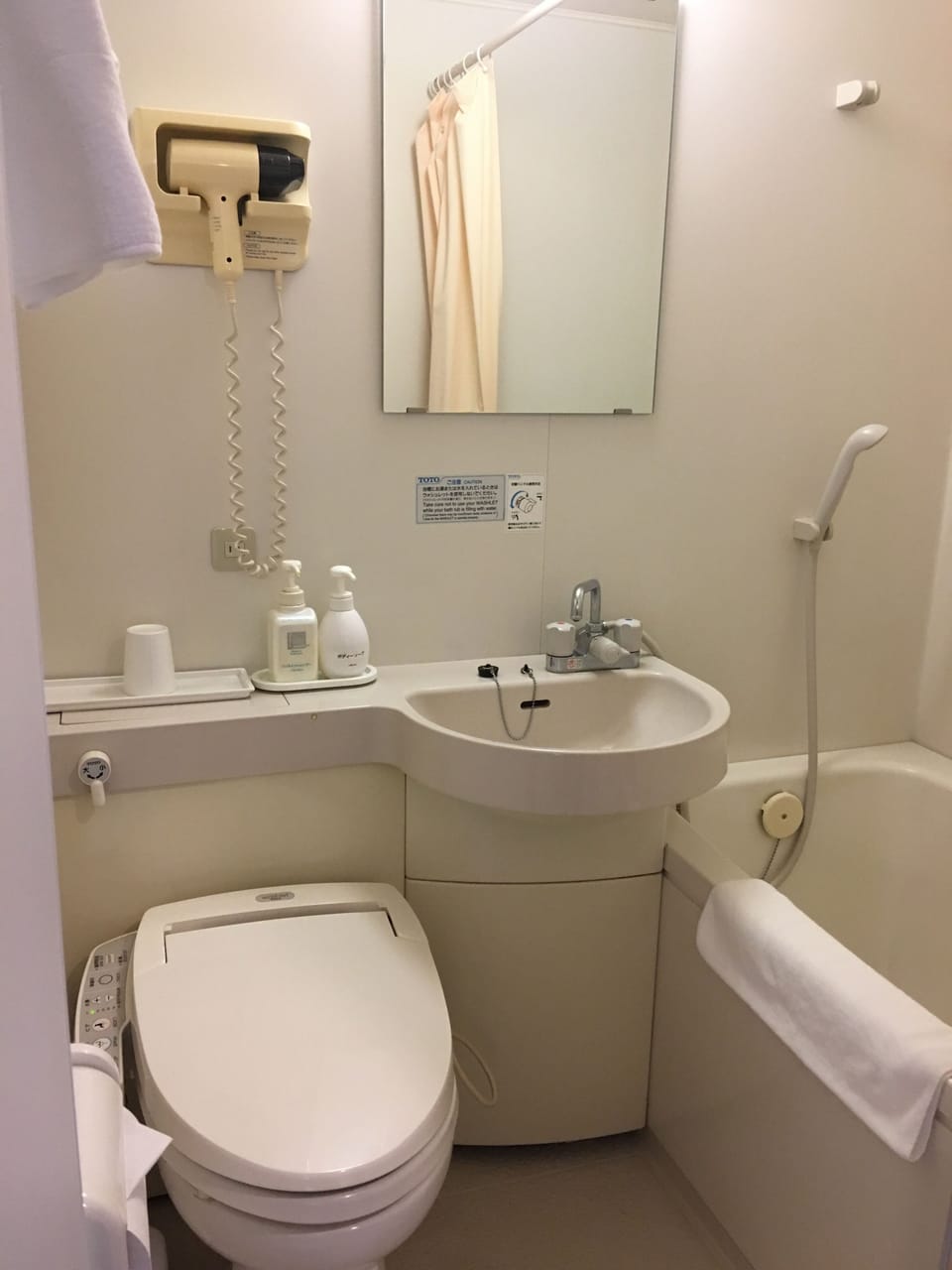 Combined shower/tub, free toiletries, hair dryer, bidet