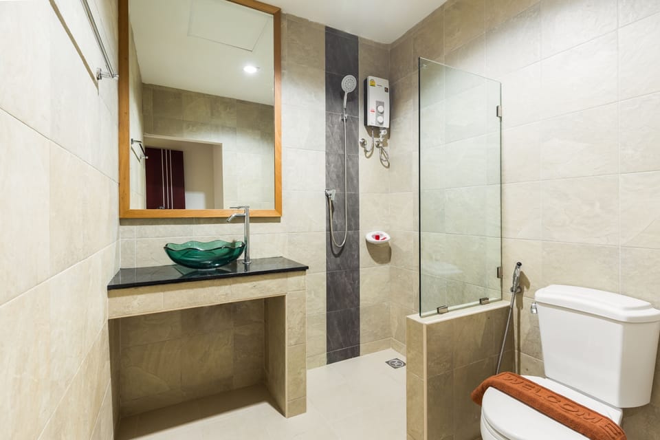 Shower, free toiletries, bidet, towels