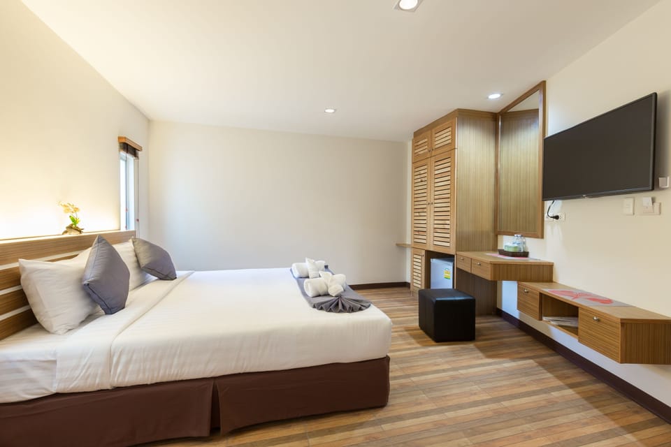 Deluxe Room | In-room safe, desk, blackout drapes, rollaway beds
