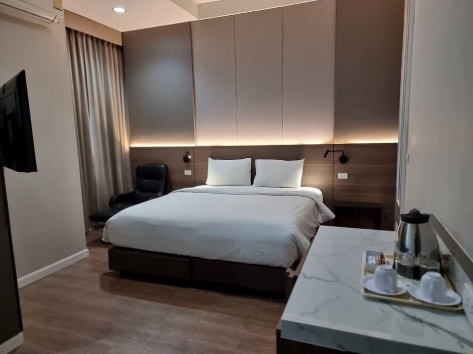 Superior Double Room | In-room safe, desk, laptop workspace, blackout drapes