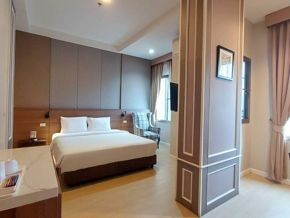 Superior Double Room | In-room safe, desk, laptop workspace, blackout drapes
