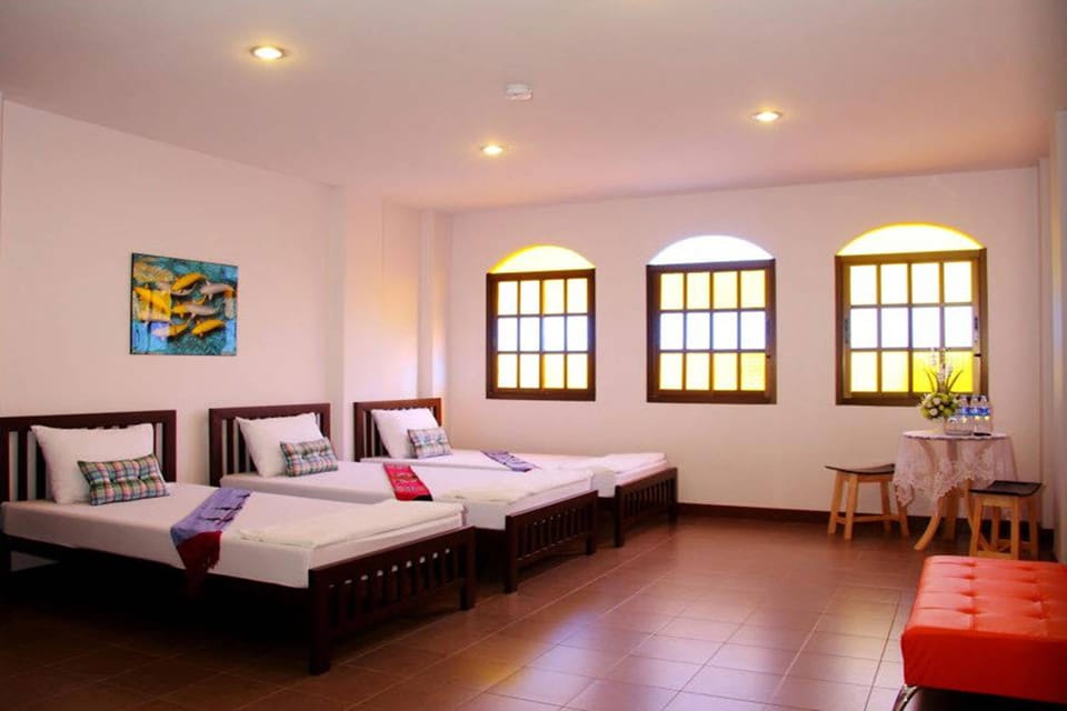 Triple Bed | Desk, iron/ironing board, rollaway beds, free WiFi