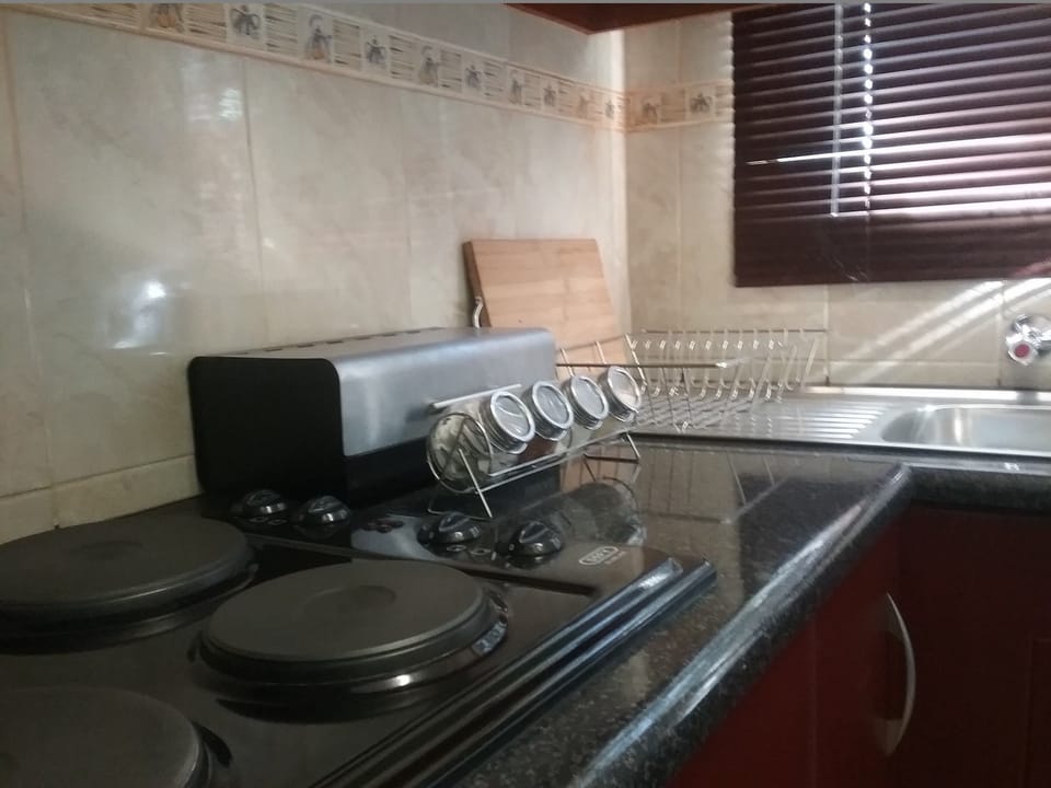 Coffee/tea maker, full-size fridge, microwave, stovetop