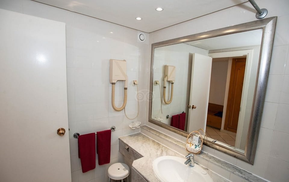 Combined shower/tub, free toiletries, hair dryer, towels