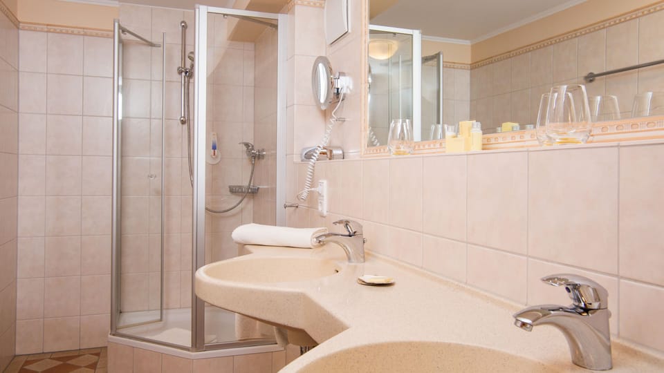 Family Room (Groß) | Bathroom | Free toiletries, bathrobes, slippers, towels