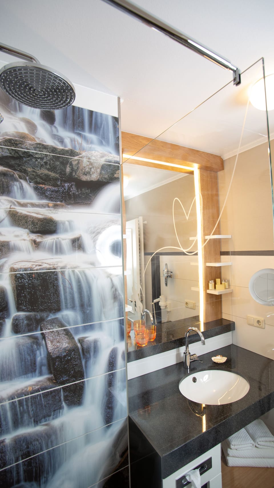 Double Room (Themendoppelzimmer) | Bathroom | Free toiletries, bathrobes, slippers, towels