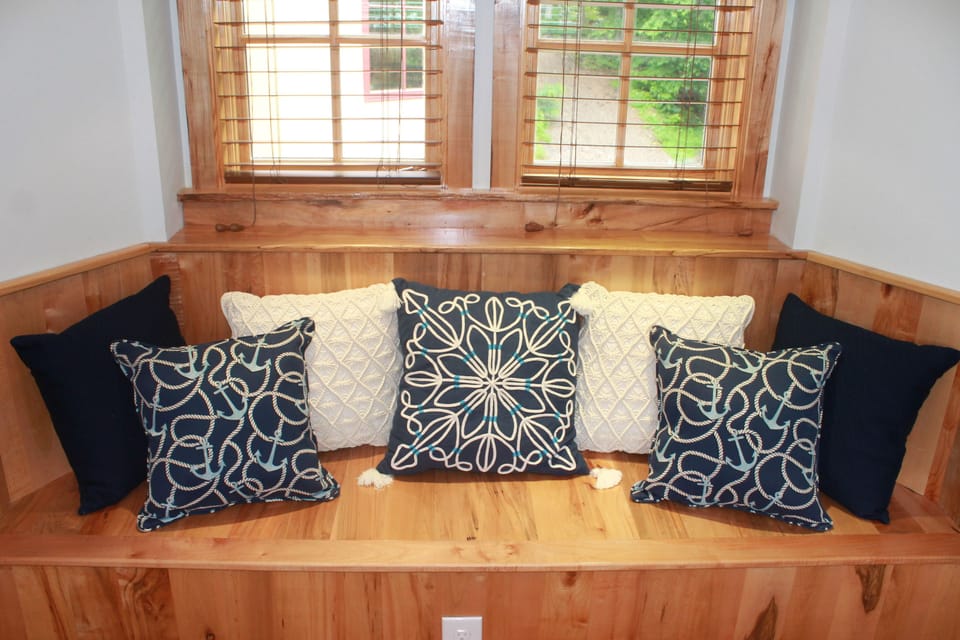 Standard Room, 1 Queen Bed, Non Smoking (Captain's Quarters) | Premium bedding, pillowtop beds, individually decorated