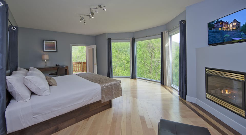 Deluxe Room, 1 King Bed, Non Smoking, Fireplace (Swallow's Nest) | Premium bedding, pillowtop beds, individually decorated