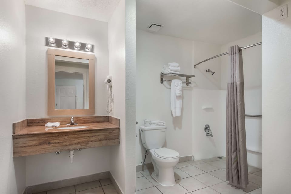 Combined shower/tub, towels