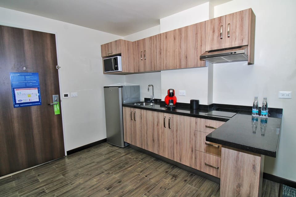 Suite, 1 King Bed, Non Smoking, Refrigerator | In-room dining