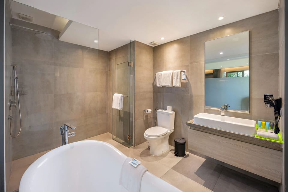 Suite, Bathtub (Solia Suite) | Bathroom | Free toiletries, hair dryer, slippers, bidet