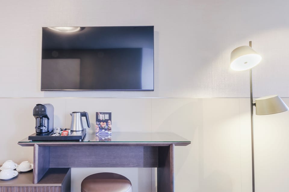 Suite (High) | Living area | Flat-screen TV