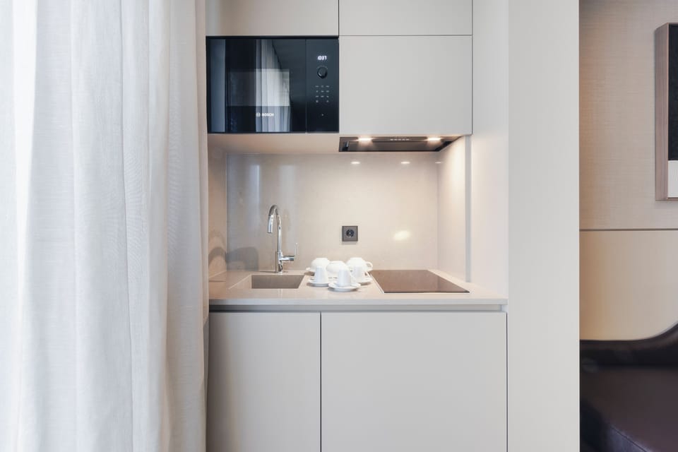 Suite, Kitchenette (Sky) | Private kitchenette | Electric kettle