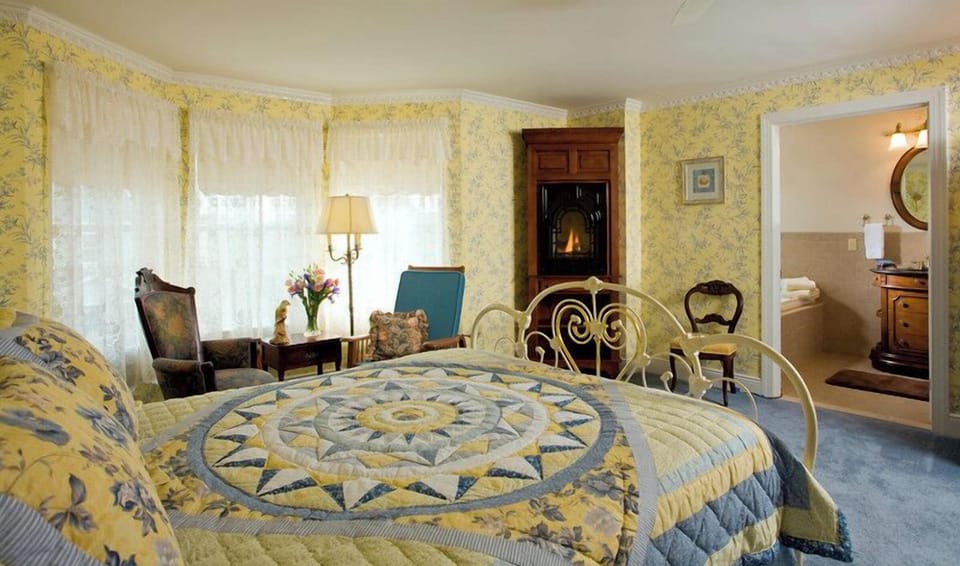 Suite, 1 Queen Bed (Jacuzzi and Fireplace) | Individually decorated, iron/ironing board, free WiFi, bed sheets