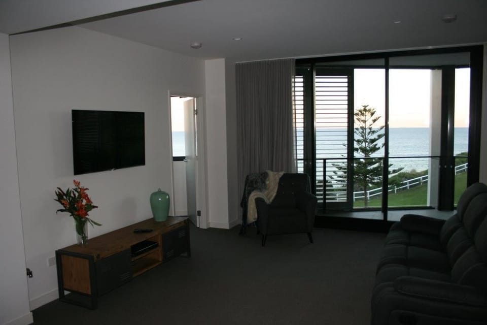 Apartment 2 | Living area | Flat-screen TV, DVD player