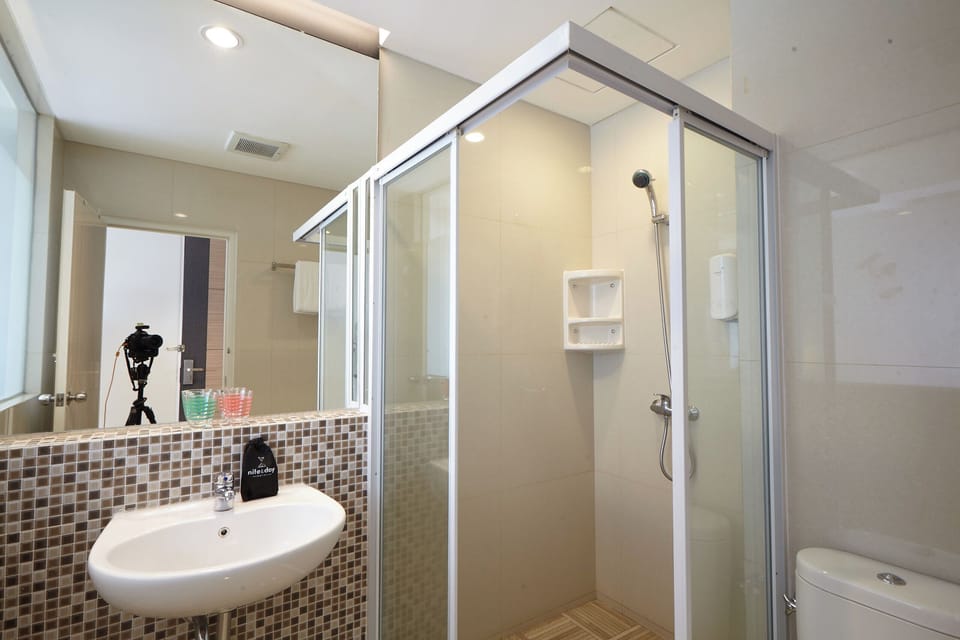 Superior Room | Bathroom | Shower, free toiletries, slippers, towels