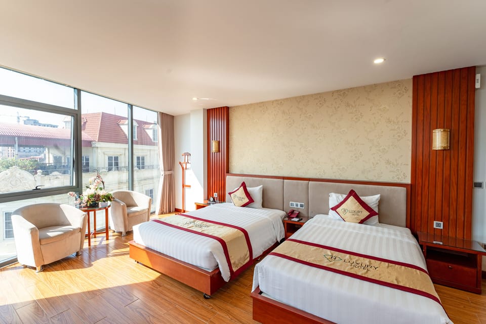 Executive Twin Room | Minibar, in-room safe, desk, blackout drapes