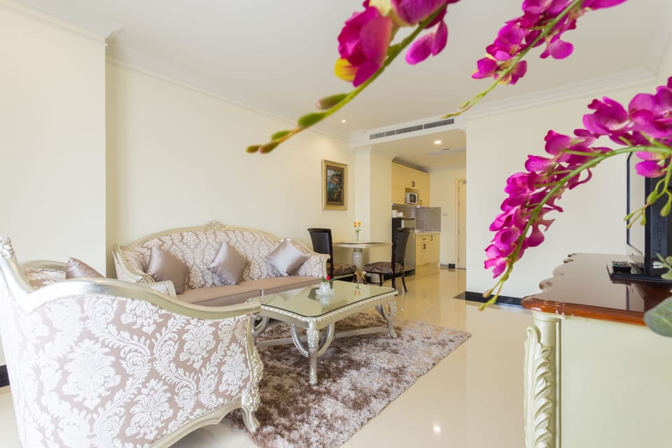 Living area | 32-inch flat-screen TV with cable channels, TV